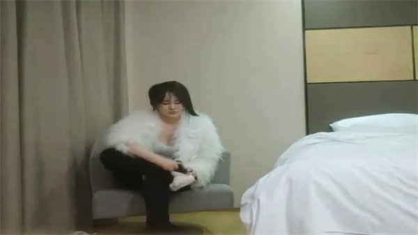 利哥探花狂操猛干套套破裂！直接内射实录，浪叫淫荡勾魂