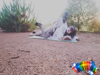 村尾小山坡上一对偷情的骚男女各种姿势猛操逼