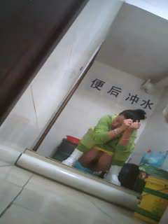 【厕所偷拍】女厕偷拍抹完还要揉一揉下面