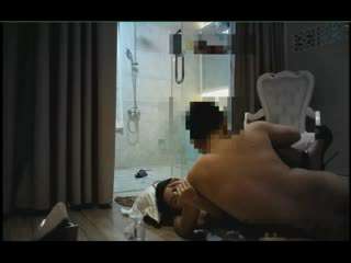 饭局相识的可爱夫人欠钱花，大把钞票砸下去酒店接受调教干别人的老婆不心疼，用力插淫水流到盗出都是